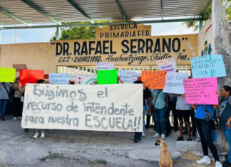 Bloquean primaria en Chietla para exigir personal de intendencia