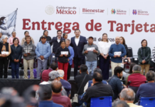 Entregan tarjetas del Bienestar a adultos mayores y mujeres en Puebla