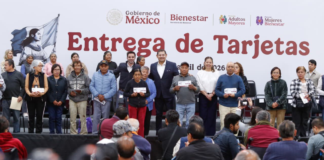 Entregan tarjetas del Bienestar a adultos mayores y mujeres en Puebla
