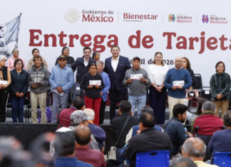 Entregan tarjetas del Bienestar a adultos mayores y mujeres en Puebla
