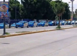 Taxistas de Tehuacán protestan contra plataformas digitales