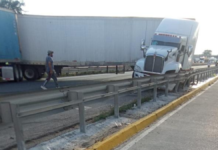 Tráiler queda atravesado en la autopista México-Puebla