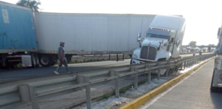 Tráiler queda atravesado en la autopista México-Puebla
