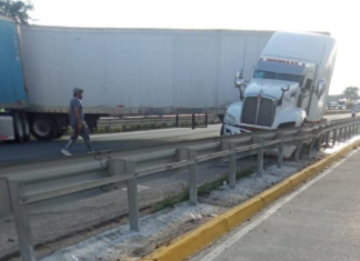 Tráiler queda atravesado en la autopista México-Puebla