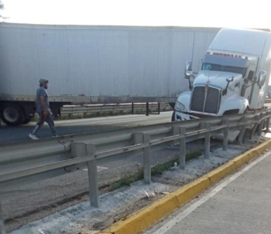 Tráiler queda atravesado en la autopista México-Puebla