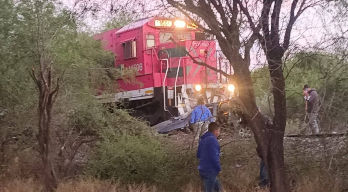 Tren embiste vehículo en Tehuacán y deja una mujer sin vida