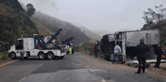 Vuelca tractocamión con carga de naranja en la Puebla–Orizaba
