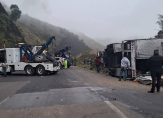Vuelca tractocamión con carga de naranja en la Puebla–Orizaba