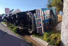 Vuelca camión cargado con mangos en la México–Puebla