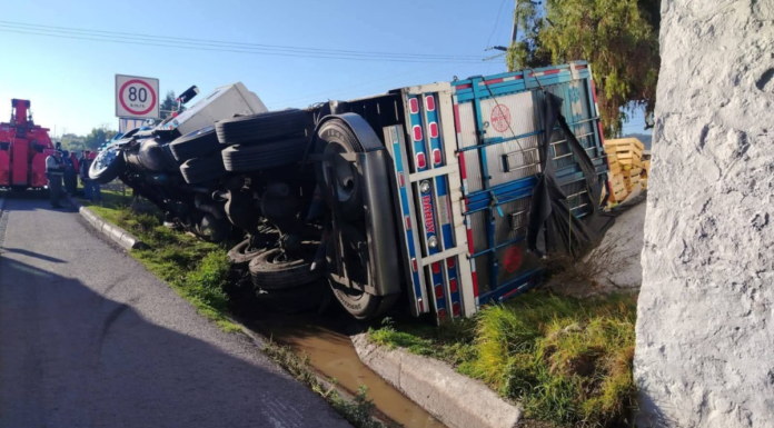 Vuelca camión cargado con mangos en la México–Puebla