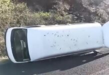 Vuelca unidad del transporte público en la Tehuacán–Tlacotepec de Díaz