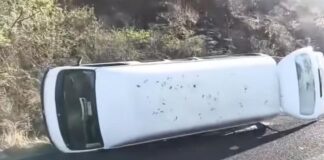 Vuelca unidad del transporte público en la Tehuacán–Tlacotepec de Díaz