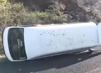 Vuelca unidad del transporte público en la Tehuacán–Tlacotepec de Díaz