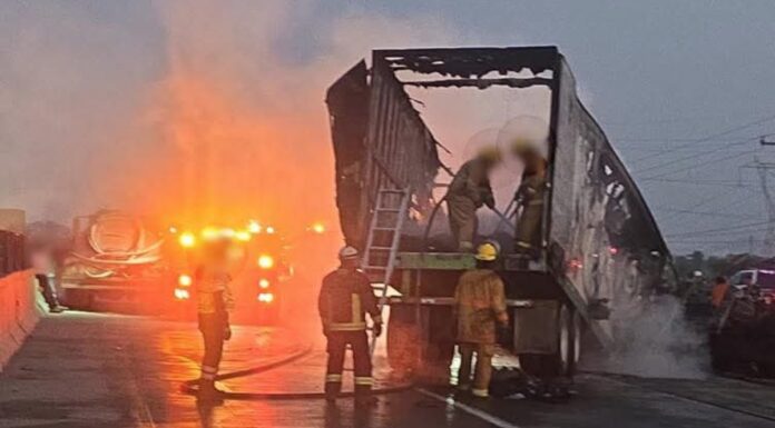 Conductor muere calcinado tras ataque armado en la Puebla-Orizaba
