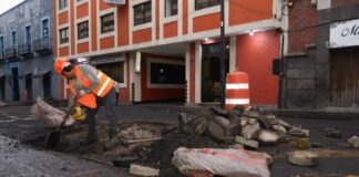 Realizan bacheo con adoquín en Centro Histórico de Puebla