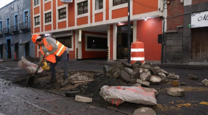 Realizan bacheo con adoquín en Centro Histórico de Puebla
