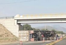Volcadura de unidad pesada mantiene cierre en la Amozoc-Perote