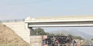 Volcadura de unidad pesada mantiene cierre en la Amozoc-Perote
