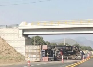 Volcadura de unidad pesada mantiene cierre en la Amozoc-Perote