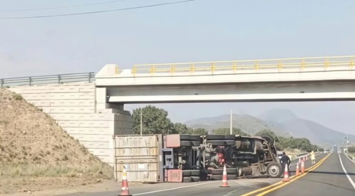 Volcadura de unidad pesada mantiene cierre en la Amozoc-Perote