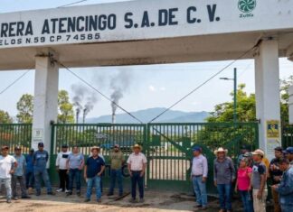 Azucareros bloquean el Ingenio de Atencingo por incumplimiento en exportación