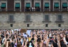 Miles de fans se reúnen para recibir a BTS en Palacio Nacional