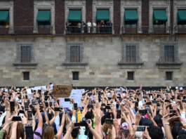 Miles de fans se reúnen para recibir a BTS en Palacio Nacional