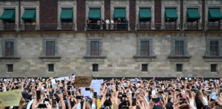 Miles de fans se reúnen para recibir a BTS en Palacio Nacional