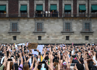 Miles de fans se reúnen para recibir a BTS en Palacio Nacional