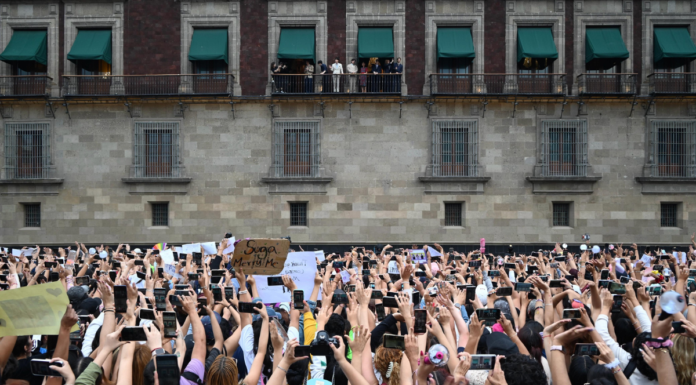 Miles de fans se reúnen para recibir a BTS en Palacio Nacional