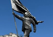 Banksy instala estatua de hombre cegado por una bandera