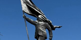 Banksy instala estatua de hombre cegado por una bandera