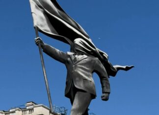 Banksy instala estatua de hombre cegado por una bandera