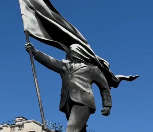 Banksy instala estatua de hombre cegado por una bandera