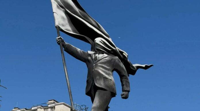 Banksy instala estatua de hombre cegado por una bandera