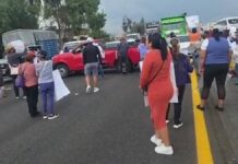 Familiares de acusado de homicidio bloquean la México-Puebla