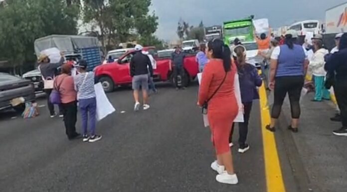 Familiares de acusado de homicidio bloquean la México-Puebla