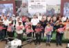 Armenta entrega entrega módulos de maquinaria en la Mixteca
