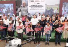 Armenta entrega entrega módulos de maquinaria en la Mixteca
