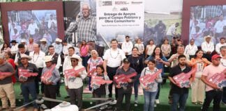 Armenta entrega entrega módulos de maquinaria en la Mixteca