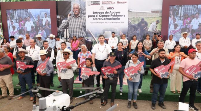 Armenta entrega entrega módulos de maquinaria en la Mixteca