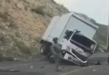 Choque en la Cuacnopalan-Oaxaca deja heridos y una persona prensada