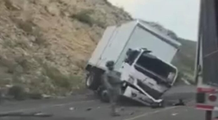 Choque en la Cuacnopalan-Oaxaca deja heridos y una persona prensada