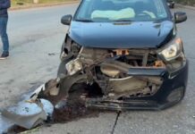 Taxi impacta contra estructura de concreto en la México–Puebla