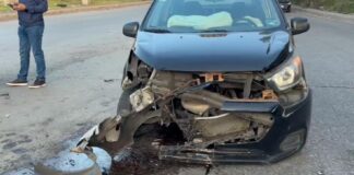 Taxi impacta contra estructura de concreto en la México–Puebla