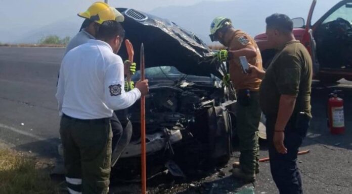 Choque frontal en Tehuacán–Teotitlán deja daños y lesionados