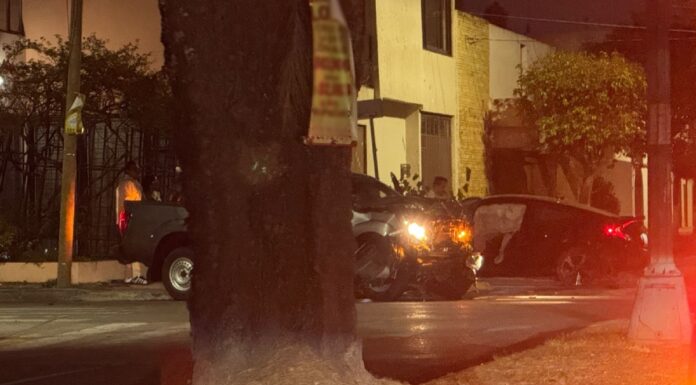 Fuerte accidente vehicular en Puebla; uno no habría respetado semáforo