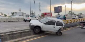 Automóvil estuvo a punto de volcar tras choque en Periférico Ecológico