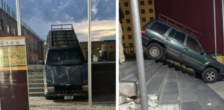 Camioneta termina sobre escalinata del Centro de Convenciones