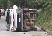 Volcadura de unidad de transporte público en Xiutetelco
